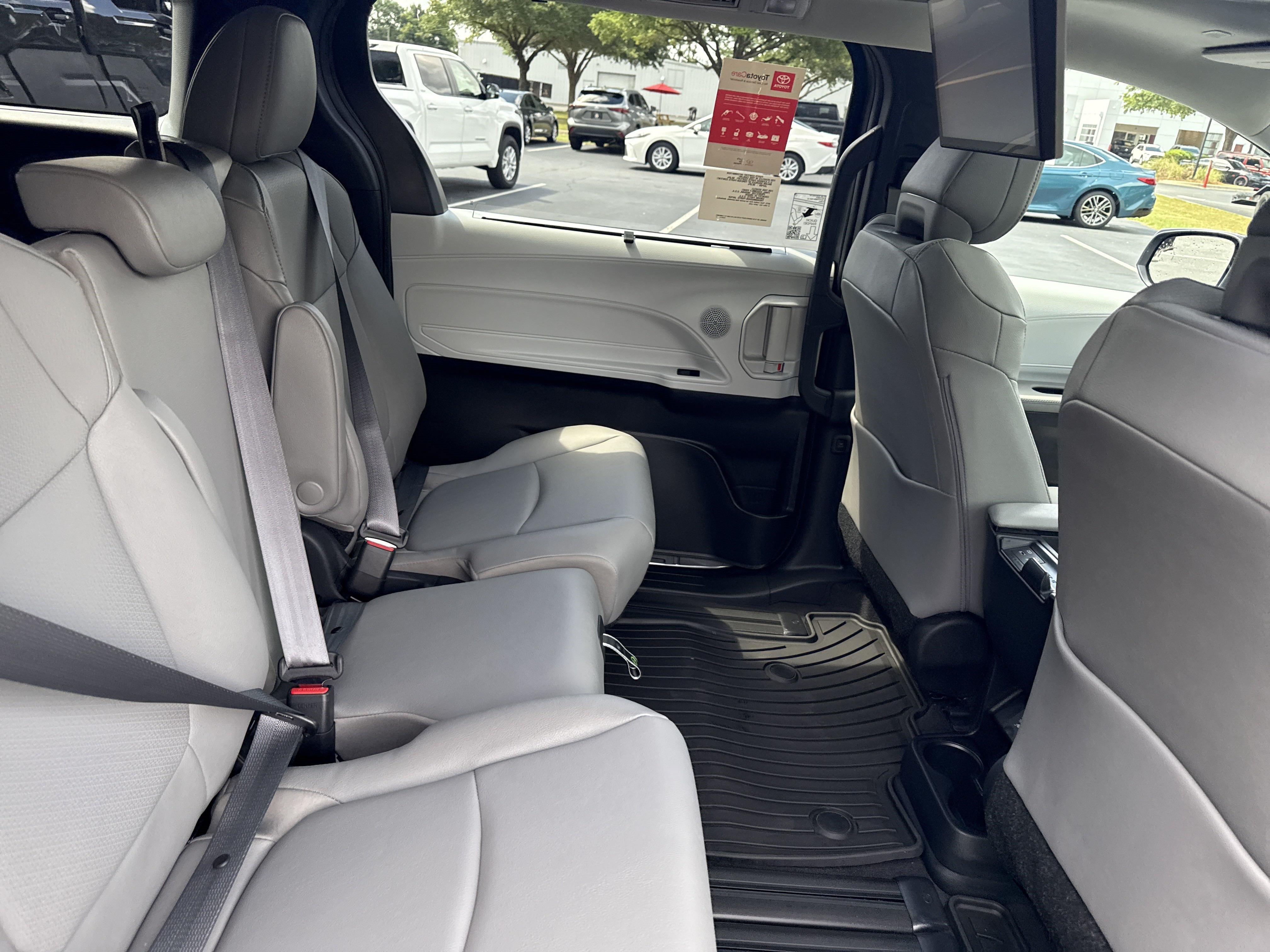 New 2025 Toyota Sienna XLE w/ XLE Plus Package FWD image 31