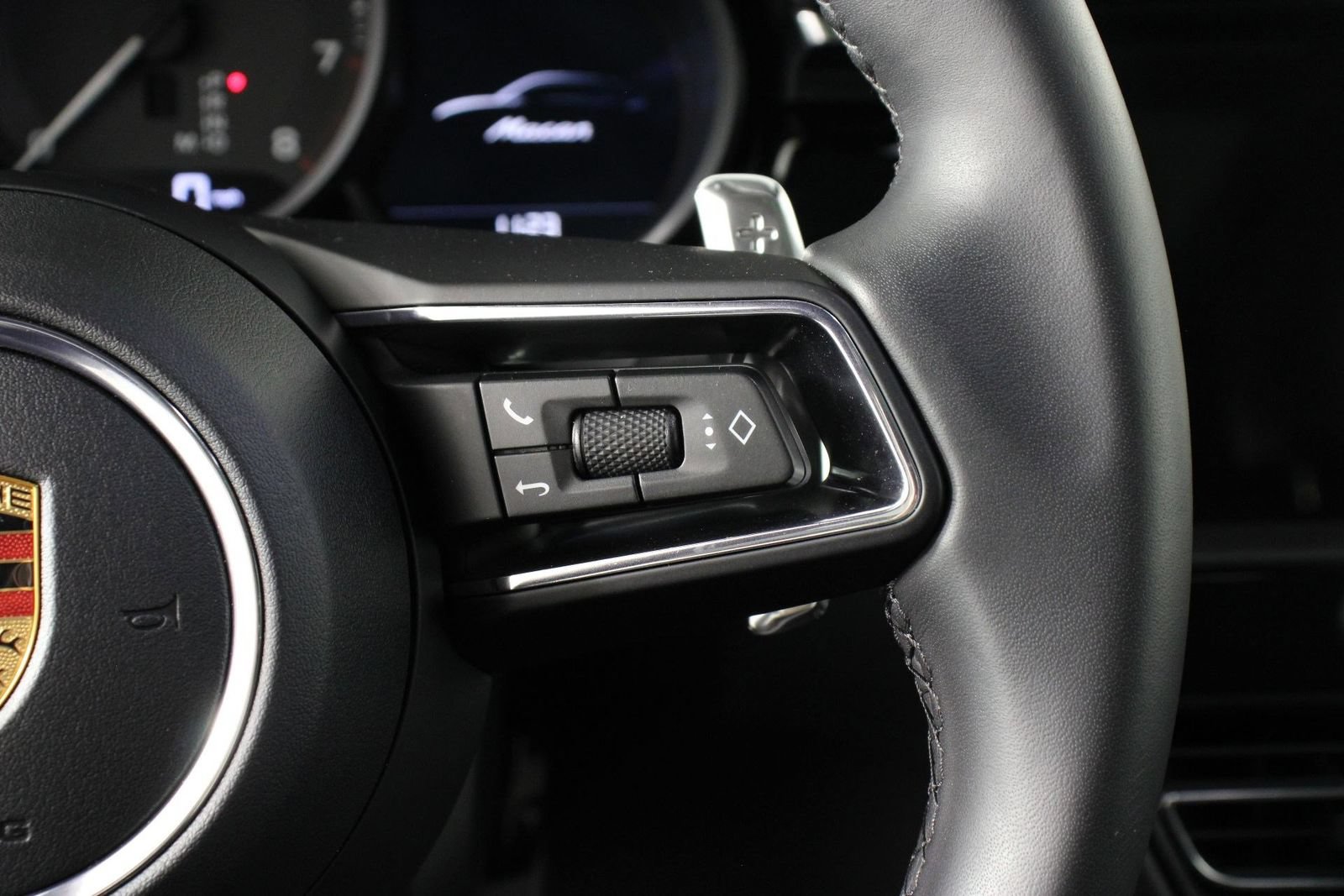Certified 2026 Porsche Macan AWD/4WD image 15