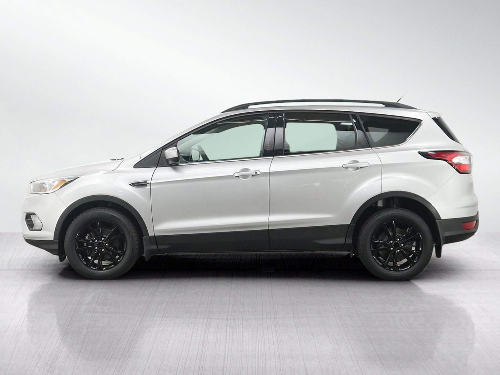 Used 2018 Ford Escape SE w/ Ford Safe & Smart Package FWD image 2