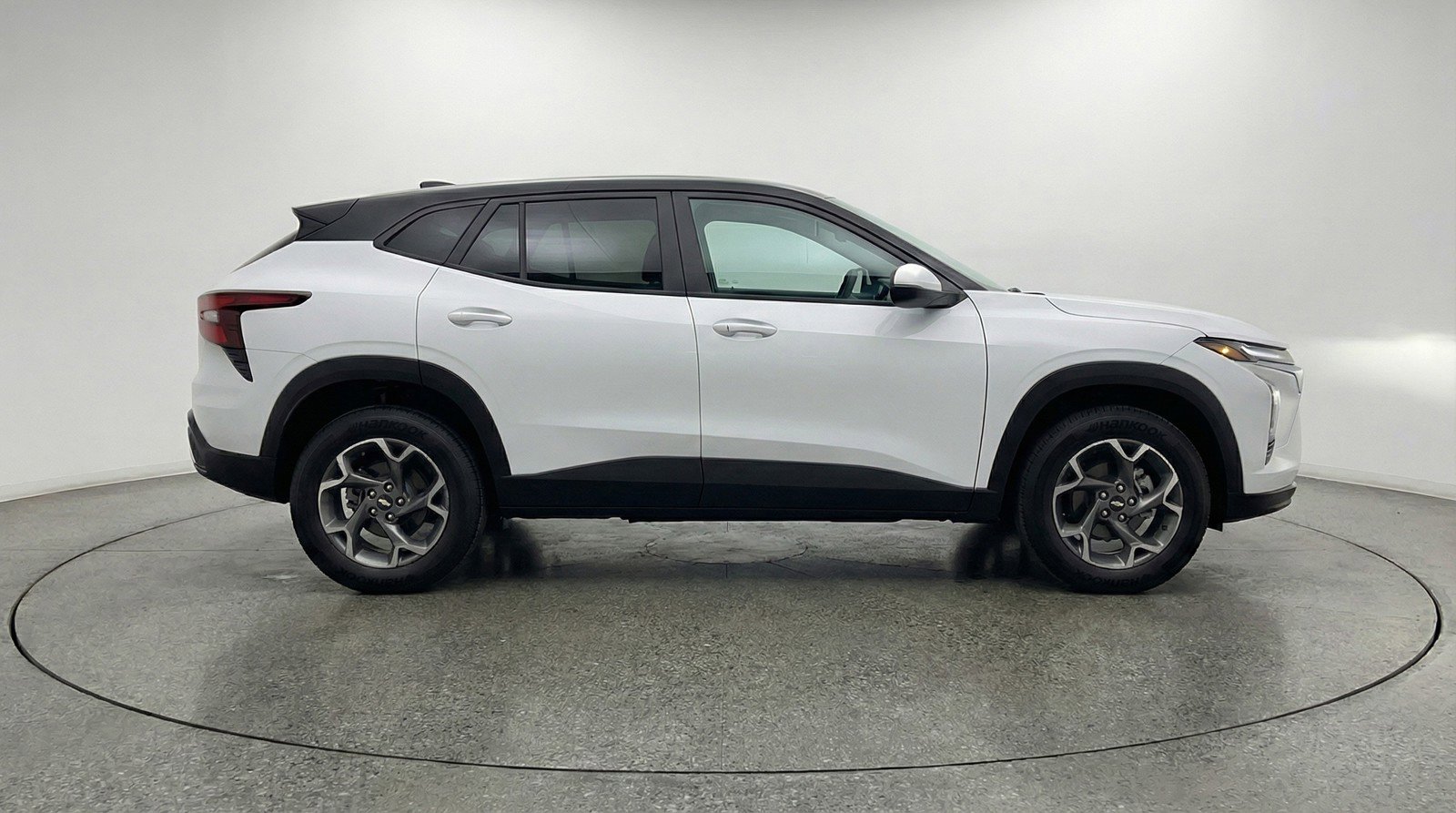 Used 2025 Chevrolet Trax LT FWD image 11
