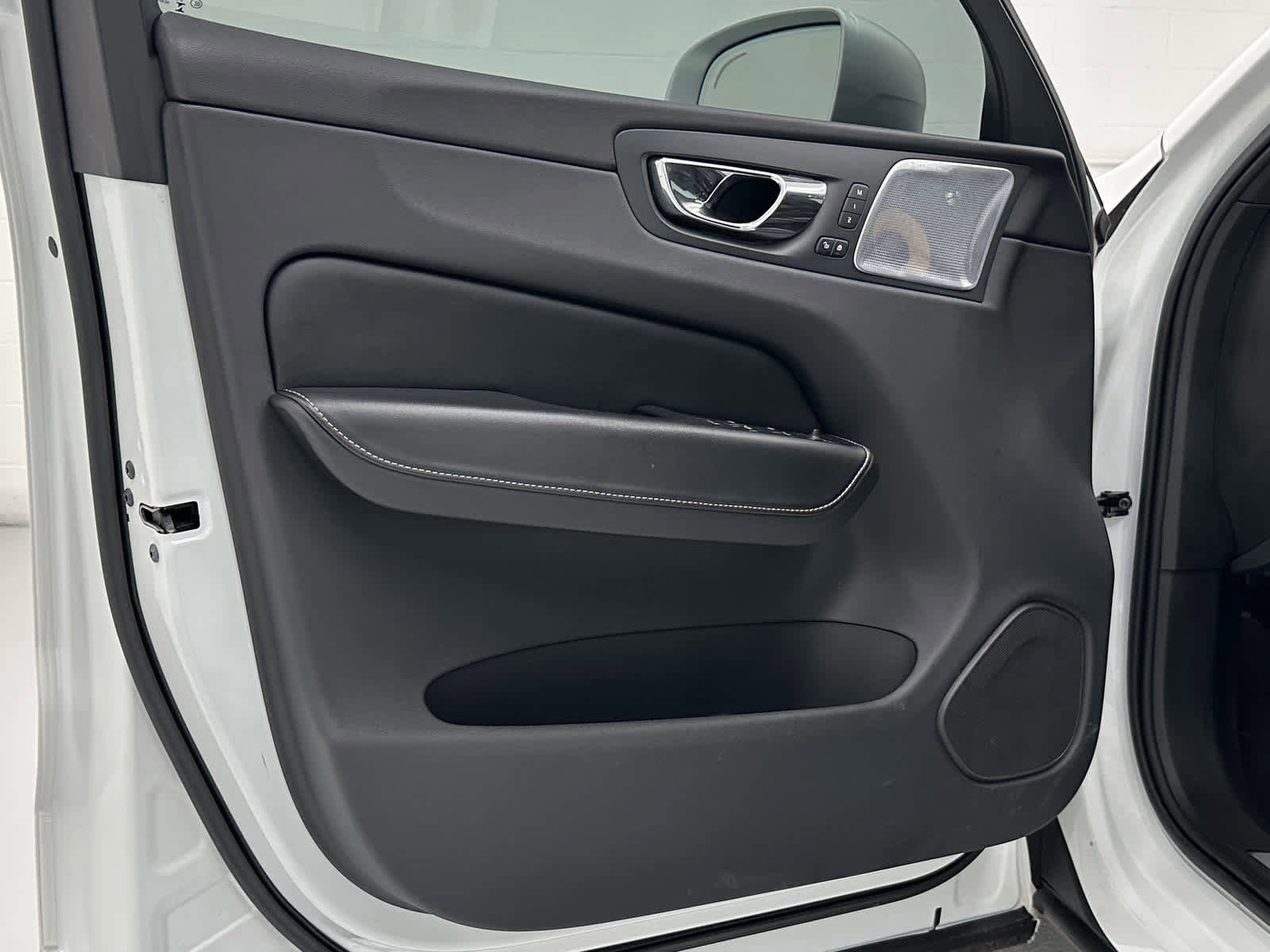 Used 2018 Volvo XC60 T8 R-Design w/ Convenience Package image 23