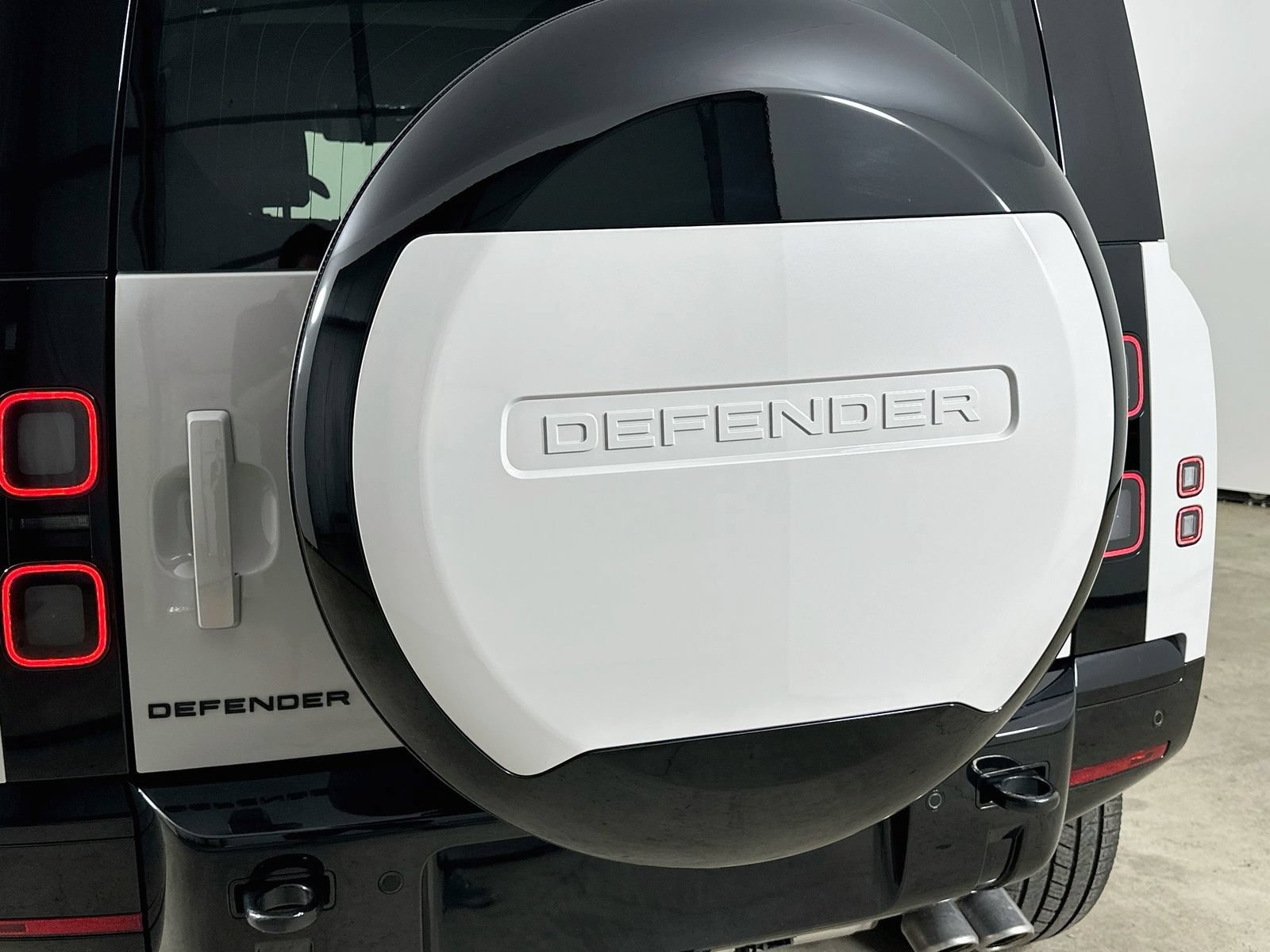 New 2026 Land Rover Defender 110 X-Dynamic SE AWD/4WD image 39