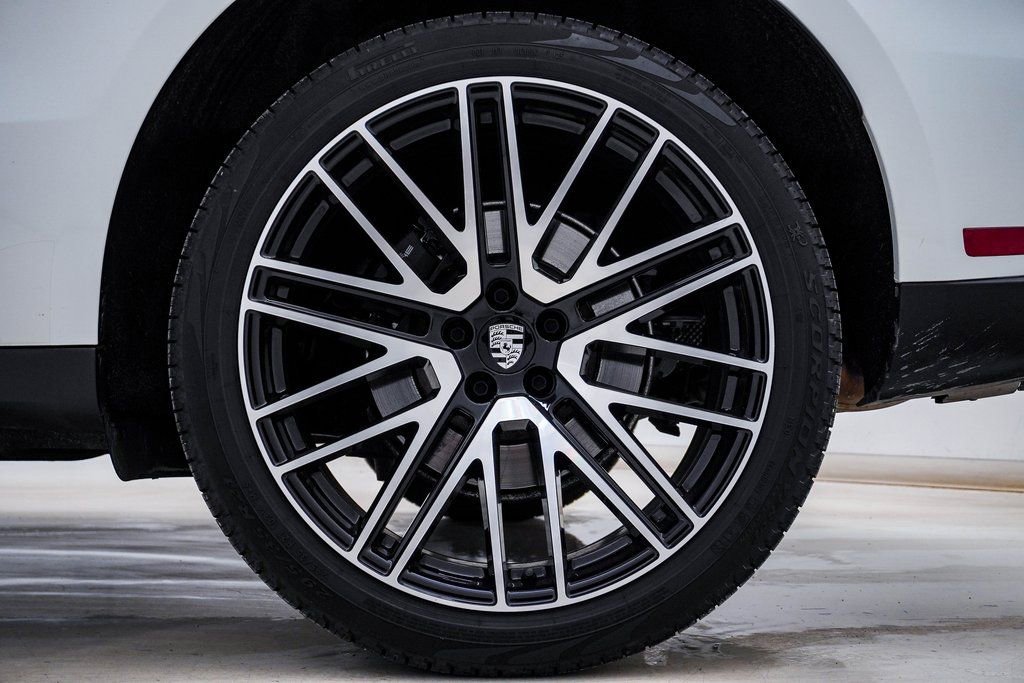 Certified 2025 Porsche Macan image 10