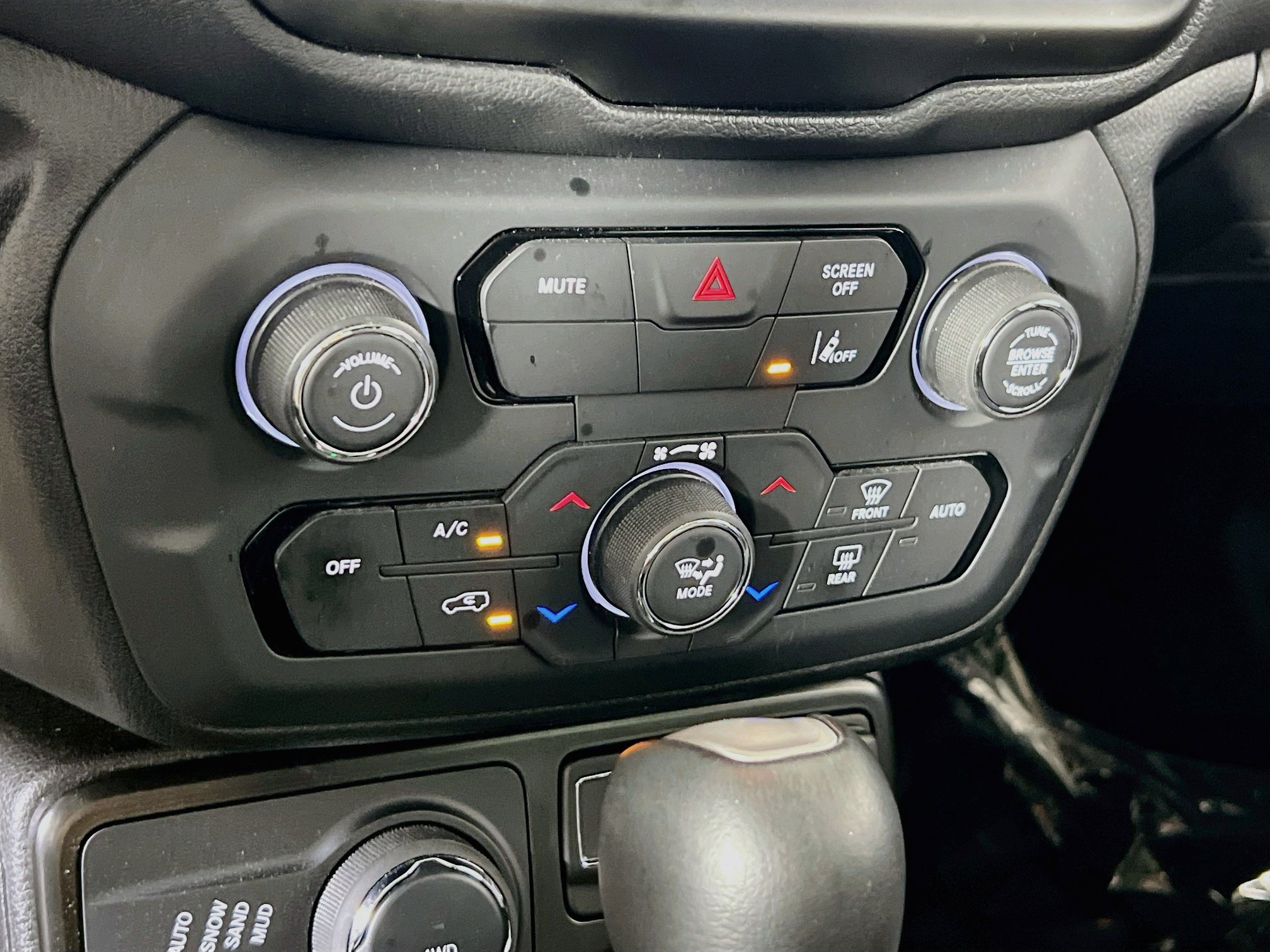 Used 2023 Jeep Renegade Latitude w/ Sun/Sound Group AWD/4WD image 16