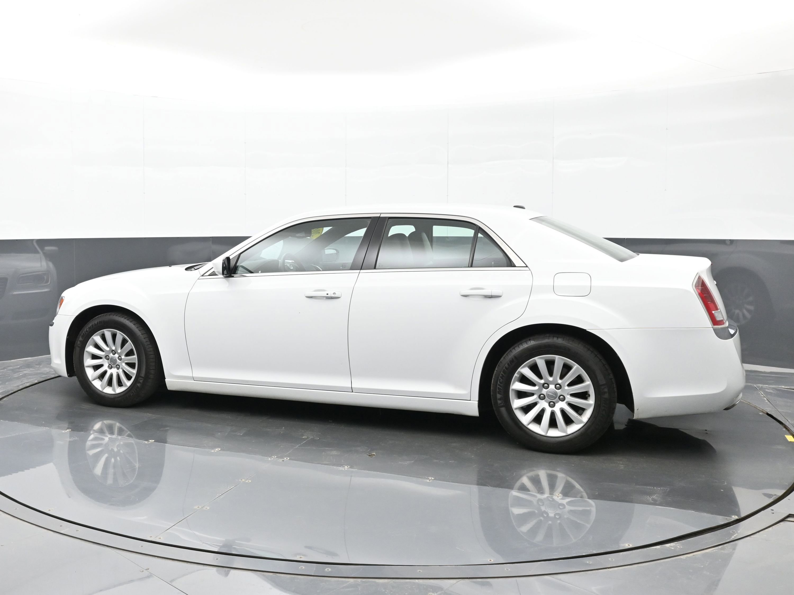 Used 2013 Chrysler 300 RWD image 5