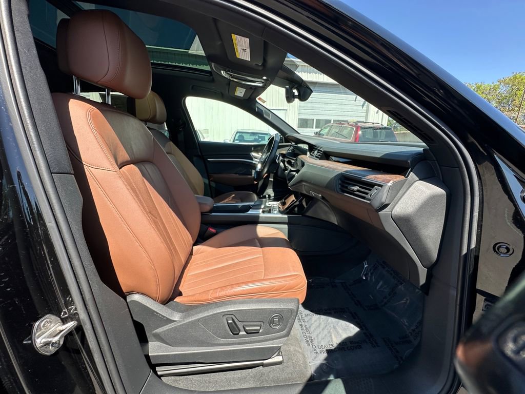 Used 2022 Audi e-tron Premium Plus w/ Premium Plus Package AWD/4WD image 27