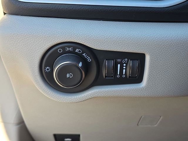 Used 2024 Chrysler Pacifica Touring-L image 25