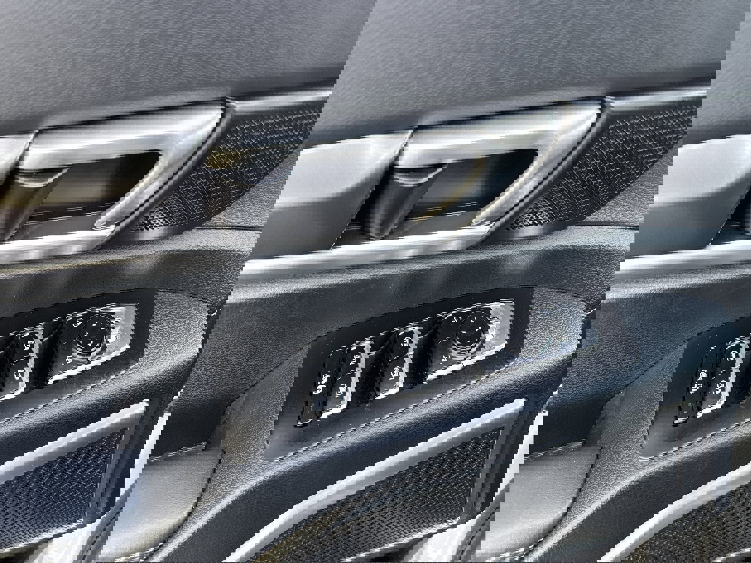 Used 2024 Kia Telluride LX image 7