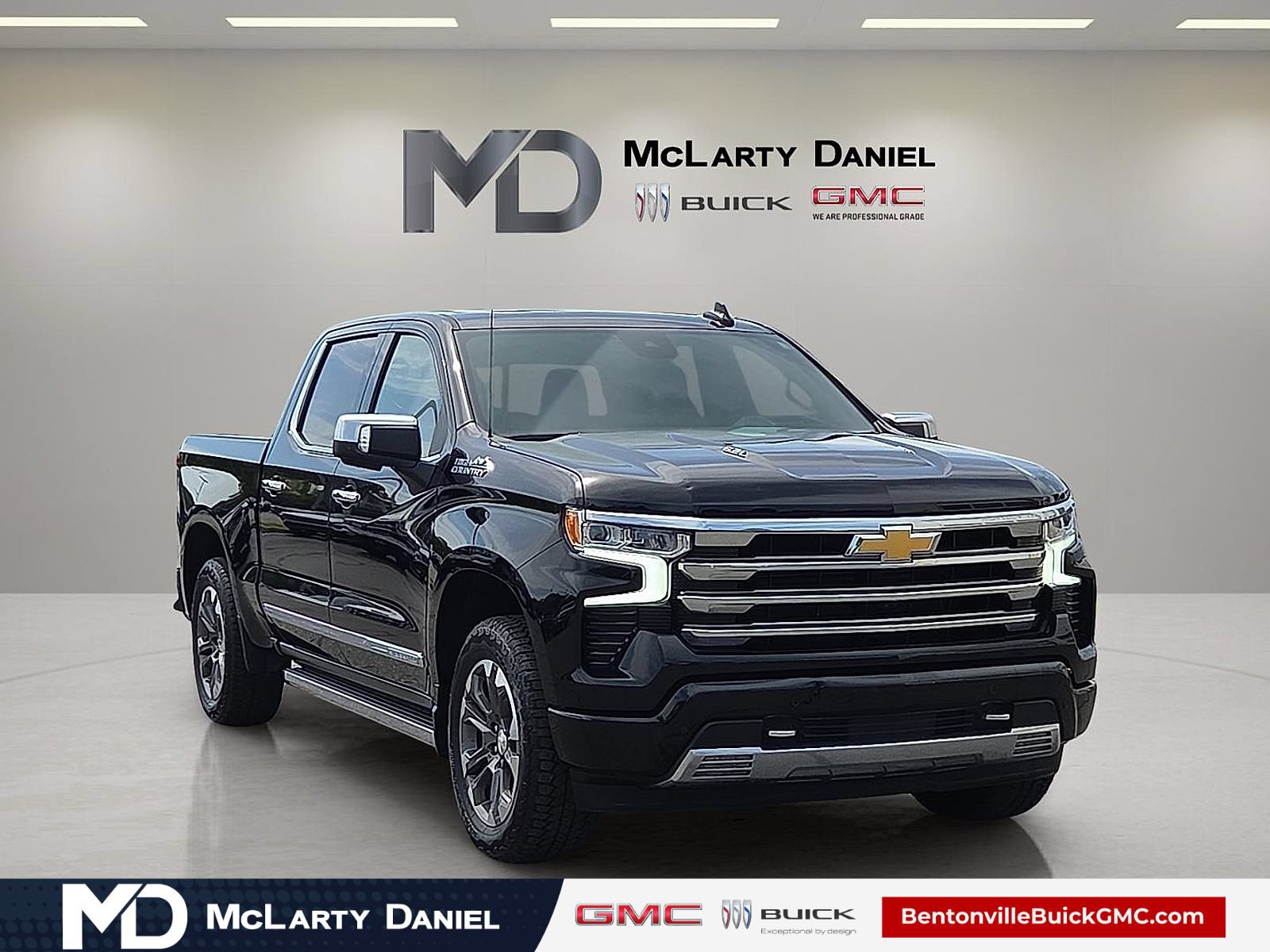 Used 2025 Chevrolet Silverado 1500 High Country w/ Technology Package AWD/4WD image 1