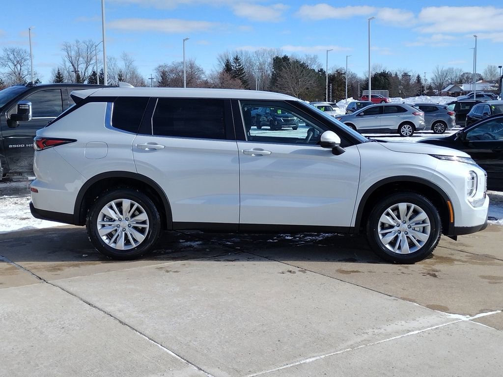 New 2026 Mitsubishi Outlander ES image 13