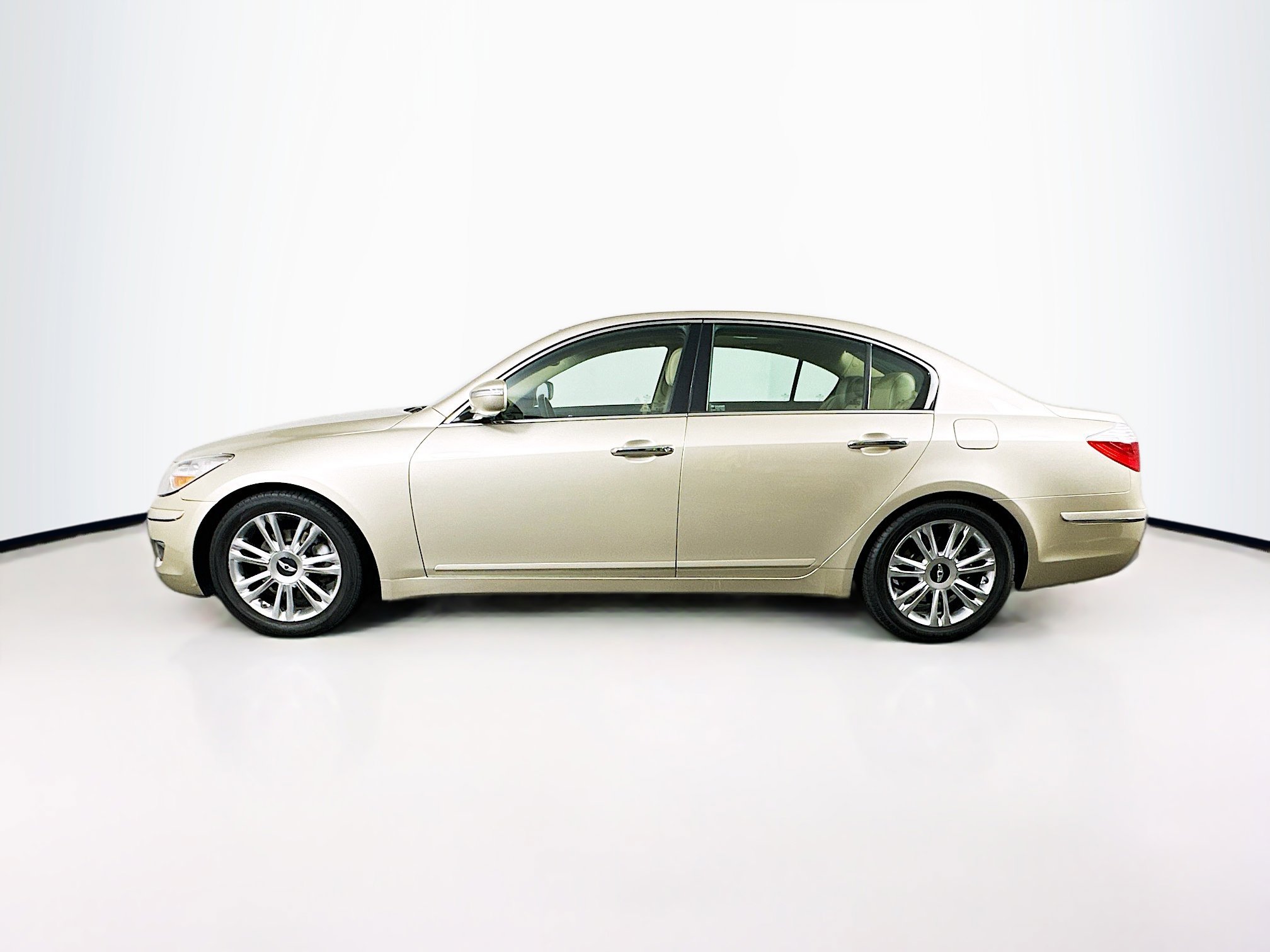 Used 2010 Hyundai Genesis 3.8 w/ Technology Pkg 4 image 4