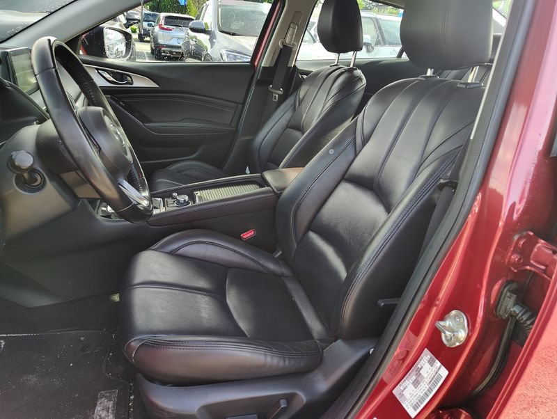 Used 2018 MAZDA MAZDA3 Touring FWD image 9