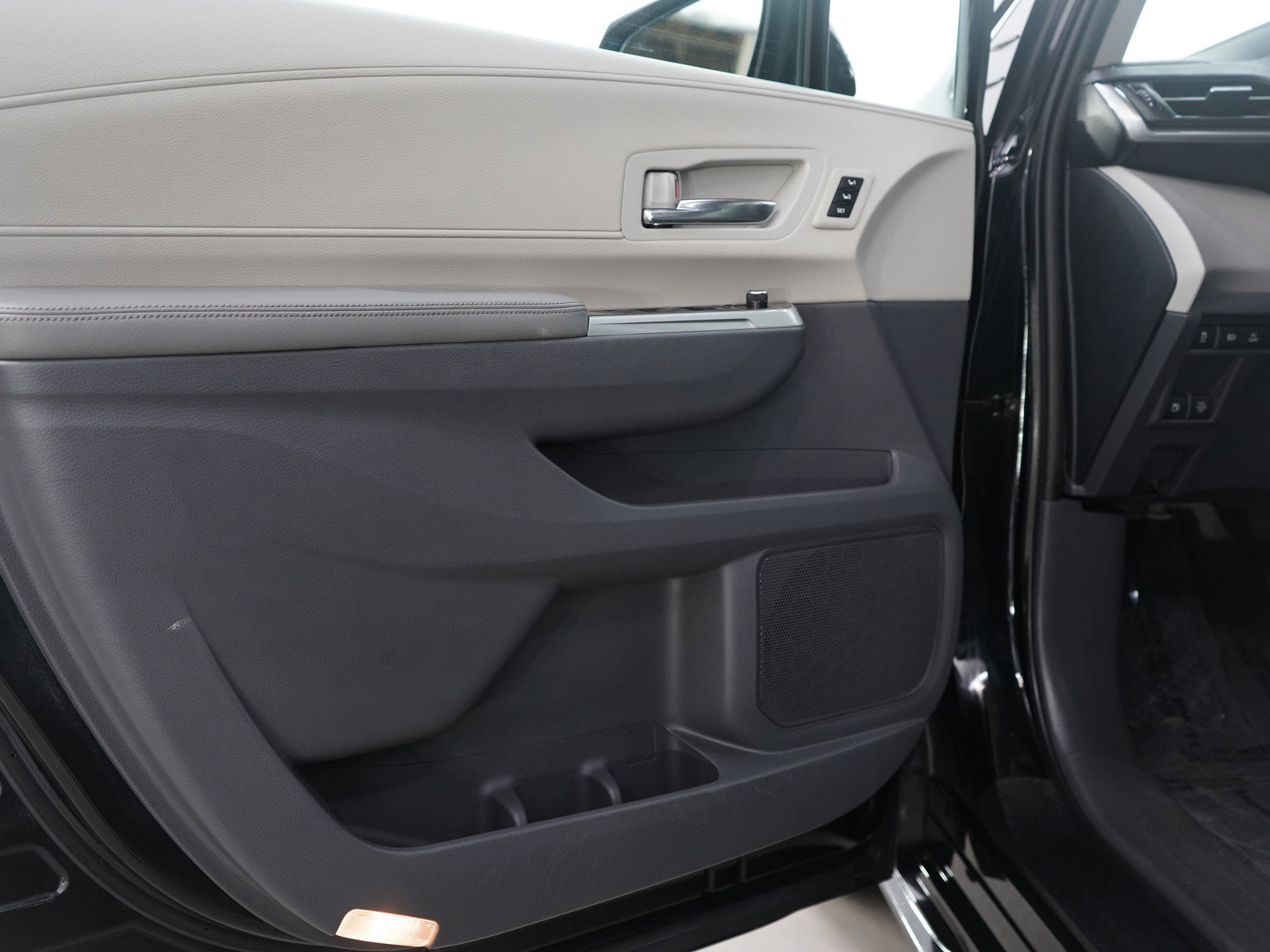 Used 2021 Toyota Sienna Limited image 22