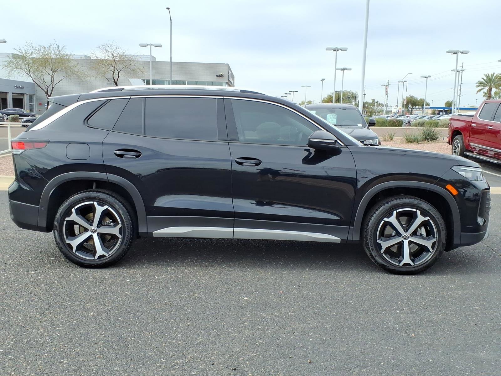 Certified 2025 Volkswagen Tiguan SE AWD/4WD image 8