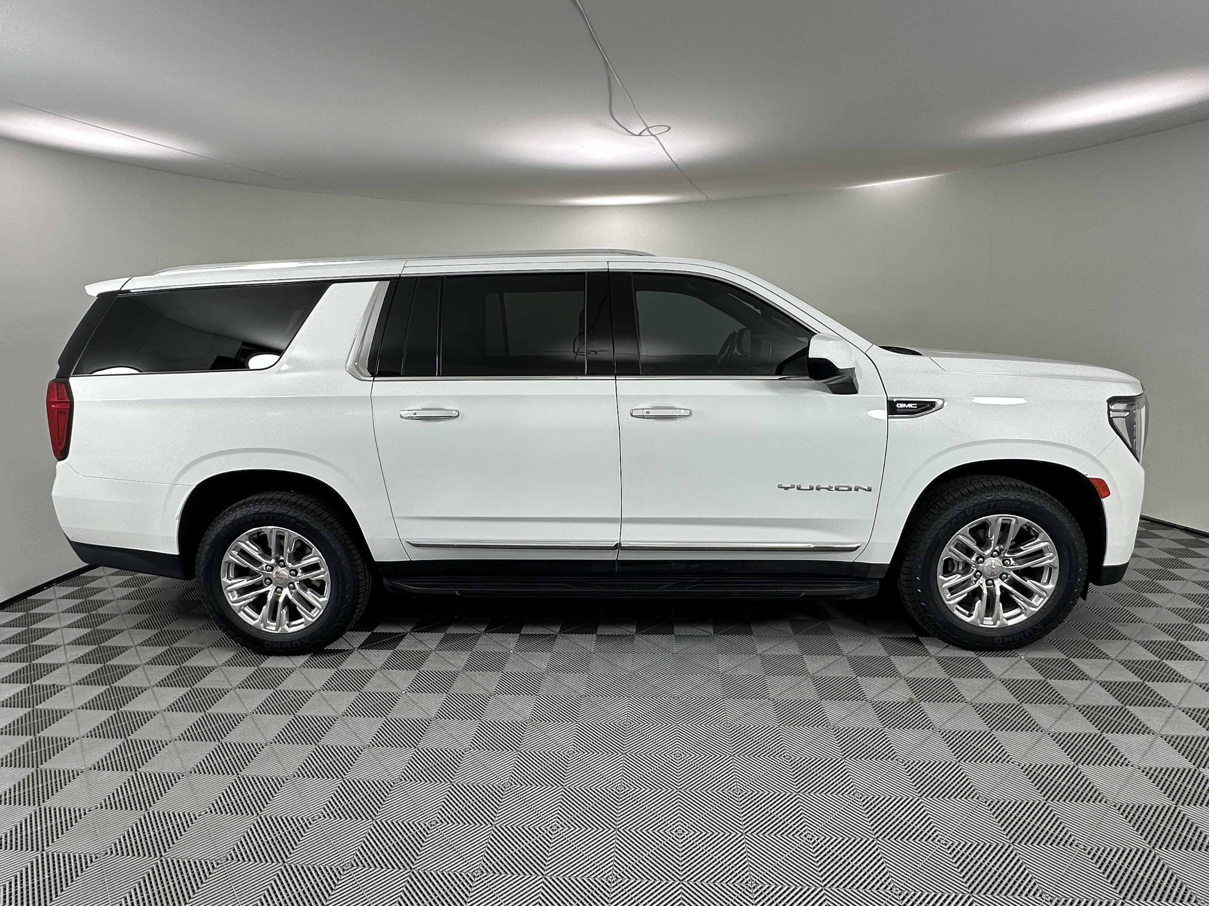 Used 2023 GMC Yukon XL SLT RWD image 6