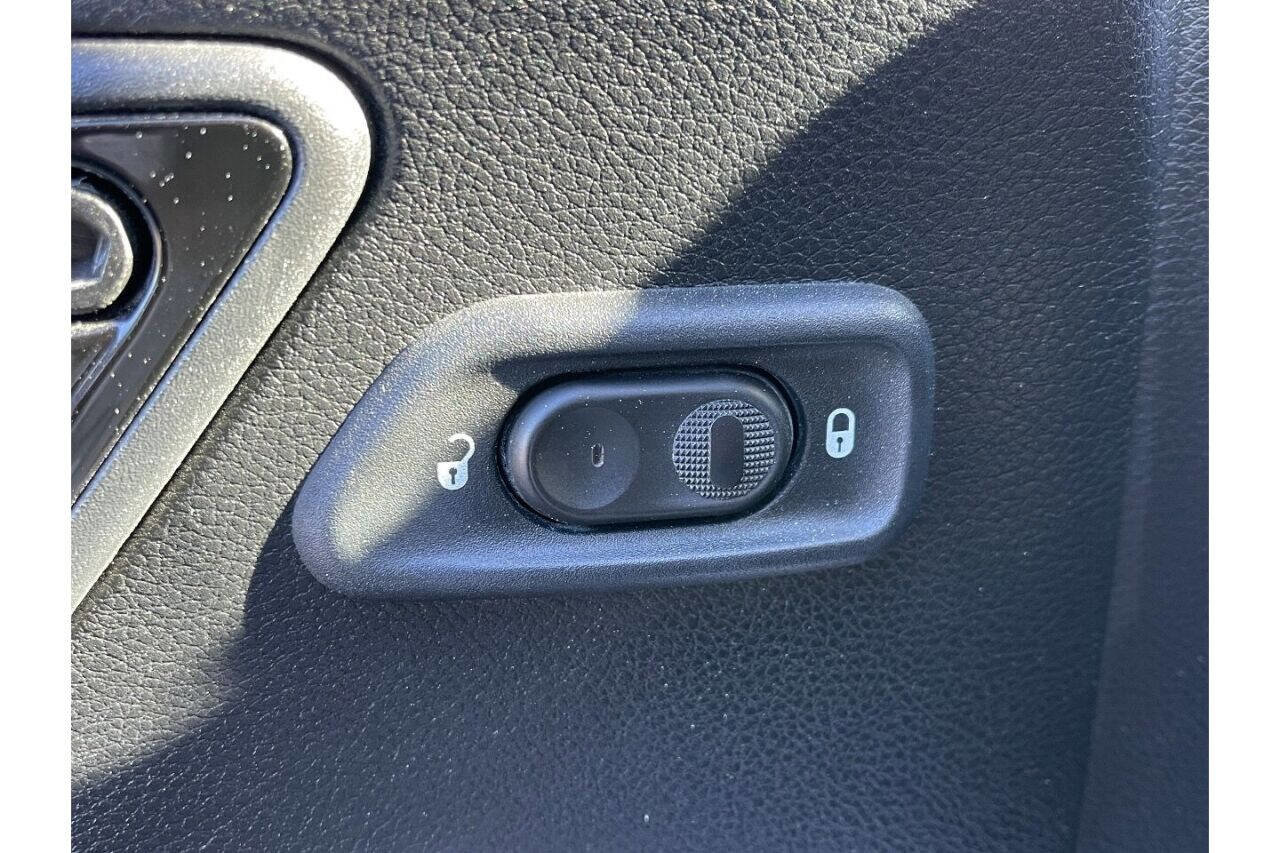 Used 2015 Jeep Wrangler Unlimited Sahara image 23