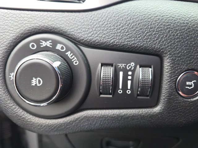Used 2019 Jeep Cherokee Limited AWD/4WD image 9