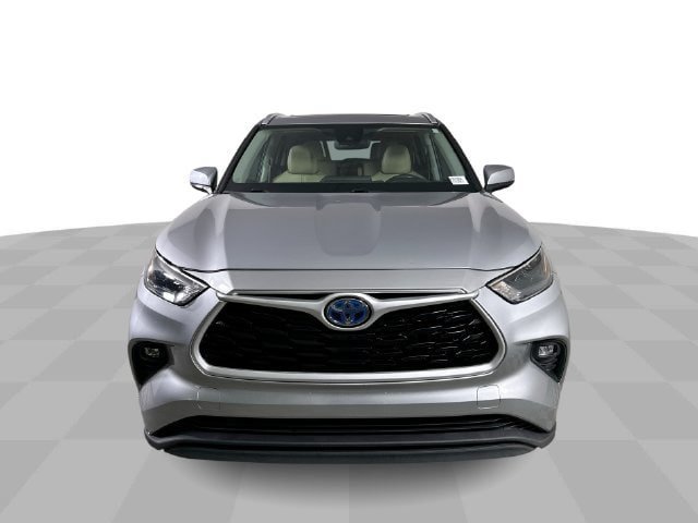 Used 2023 Toyota Highlander XLE AWD/4WD image 3