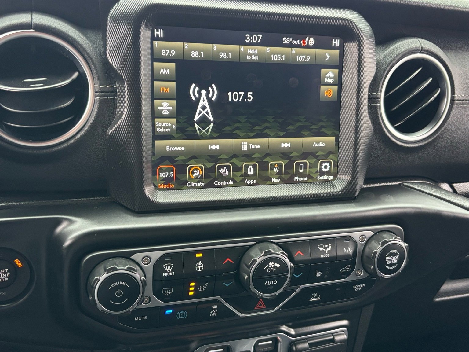 Used 2022 Jeep Wrangler Unlimited Sahara w/ Cold Weather Group image 23