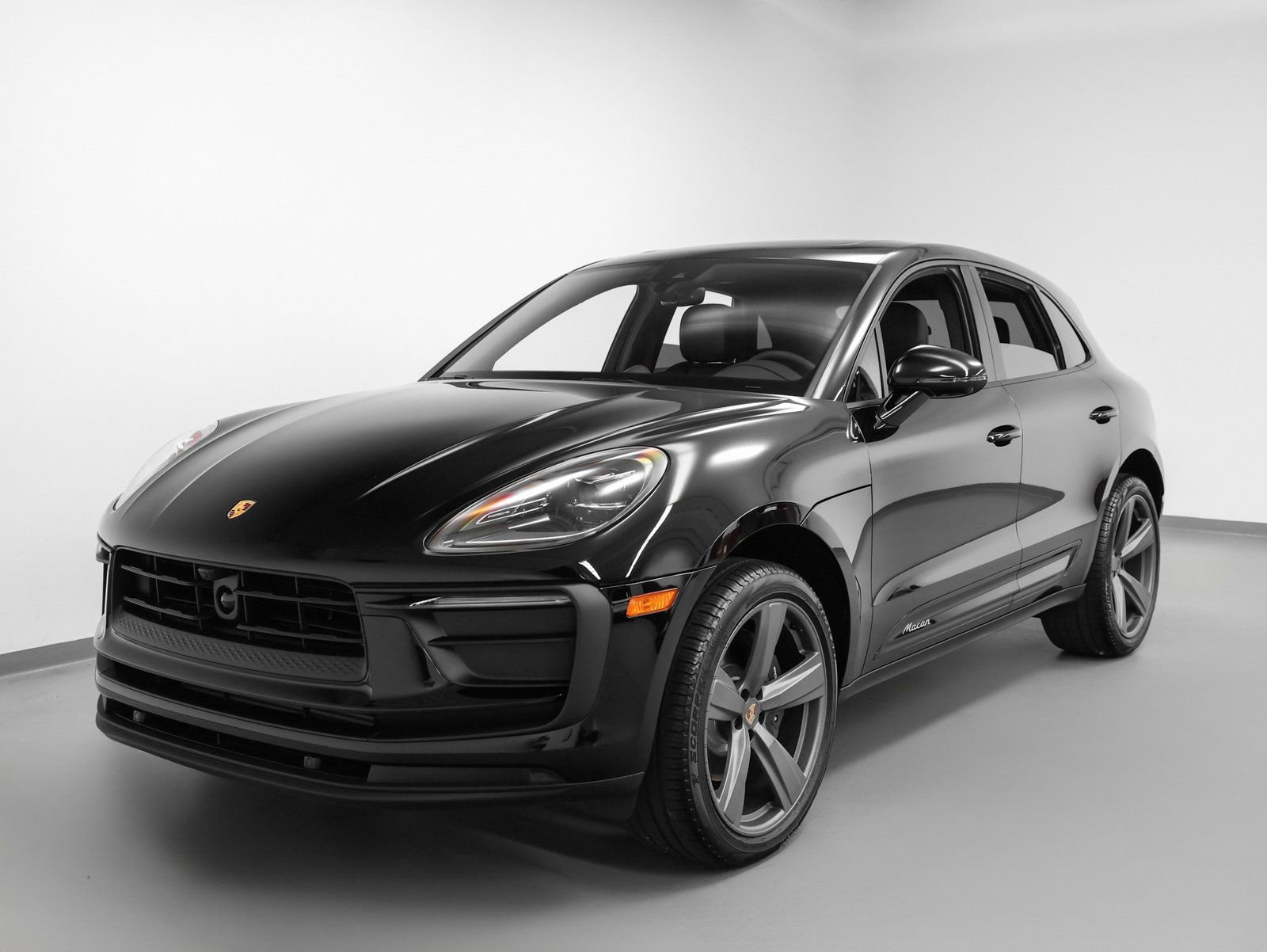Certified 2025 Porsche Macan image 6
