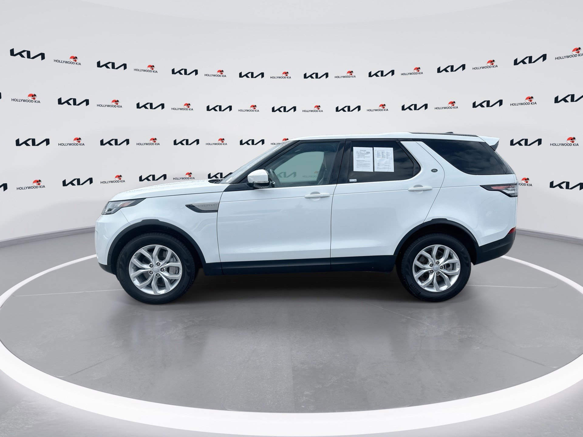 Used 2020 Land Rover Discovery SE image 5