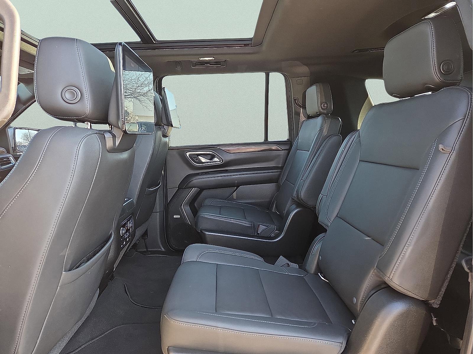 Used 2021 Chevrolet Suburban LT w/ LT Signature Package image 11