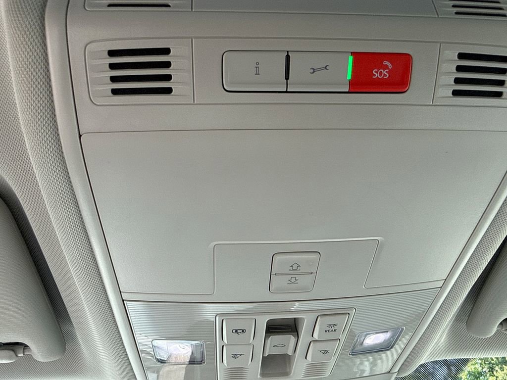 Used 2023 Volkswagen Taos SE w/ Panoramic Sunroof Package FWD image 16