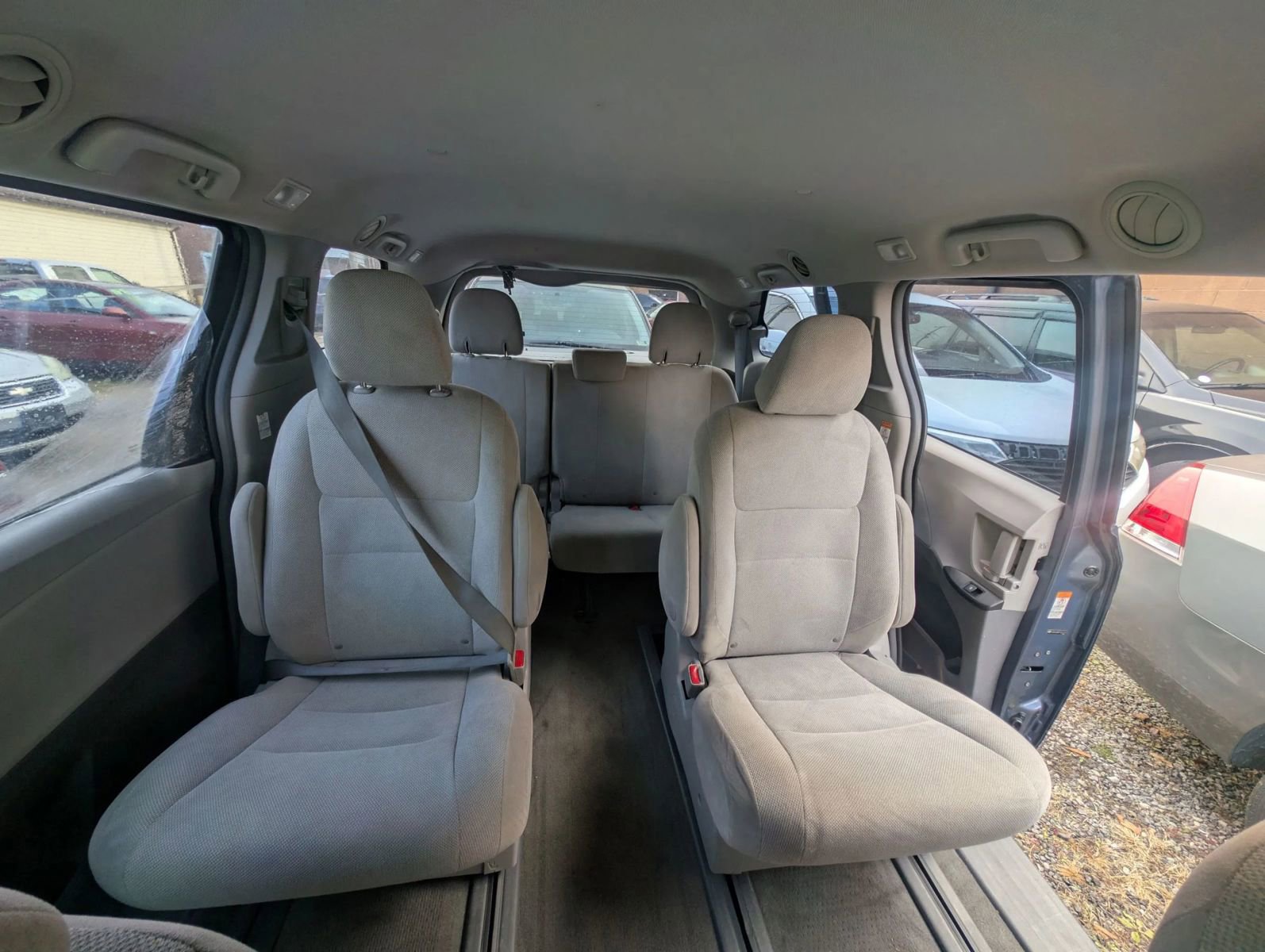 Used 2015 Toyota Sienna L image 6