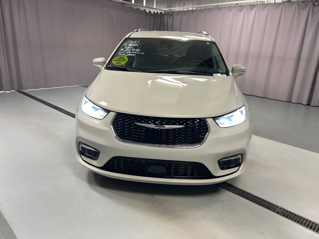 Used 2021 Chrysler Pacifica Touring-L FWD image 2