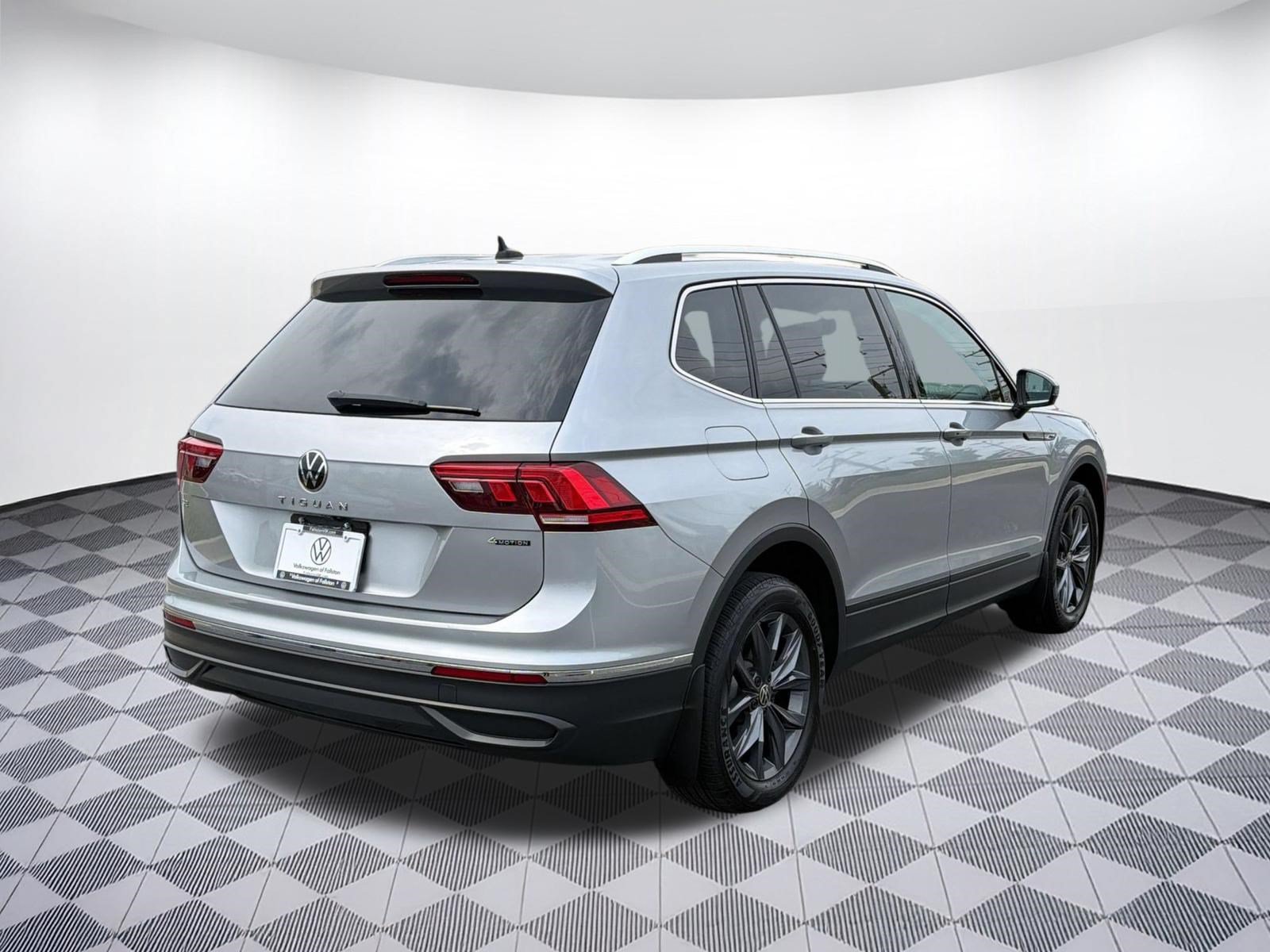 Used 2022 Volkswagen Tiguan SE w/ Panoramic Sunroof Package AWD/4WD image 8
