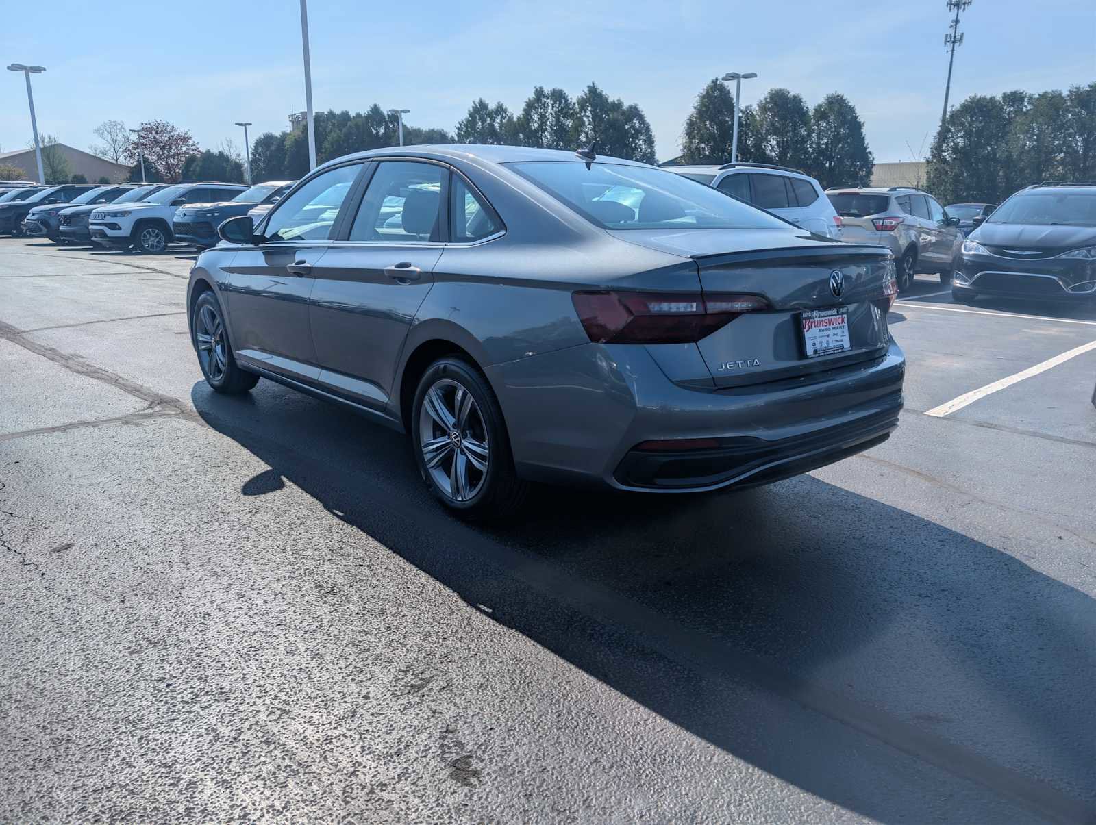 Certified 2023 Volkswagen Jetta SE w/ Panoramic Sunroof Package FWD image 5