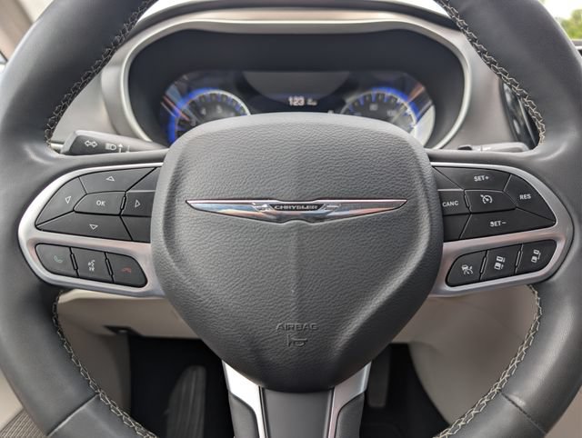 Used 2023 Chrysler Pacifica Touring-L FWD image 23