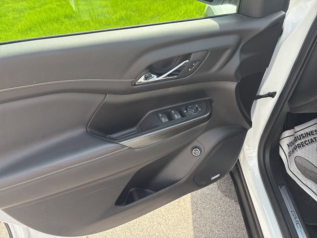 Used 2023 GMC Acadia SLT w/ Elevation Edition image 22