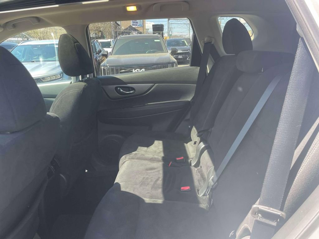 Used 2015 Nissan Rogue SV w/ SV Moonroof Package image 12