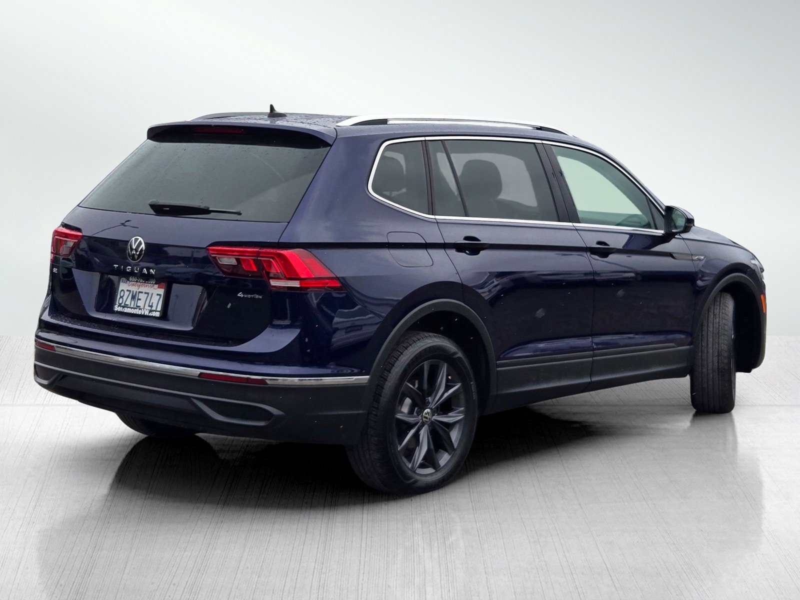 Used 2022 Volkswagen Tiguan SE w/ Panoramic Sunroof Package image 4