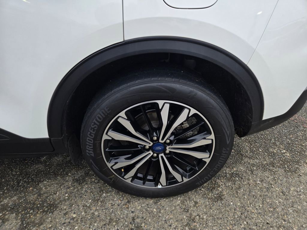 Used 2022 Ford Escape SE w/ SE Sport Appearance Package image 9