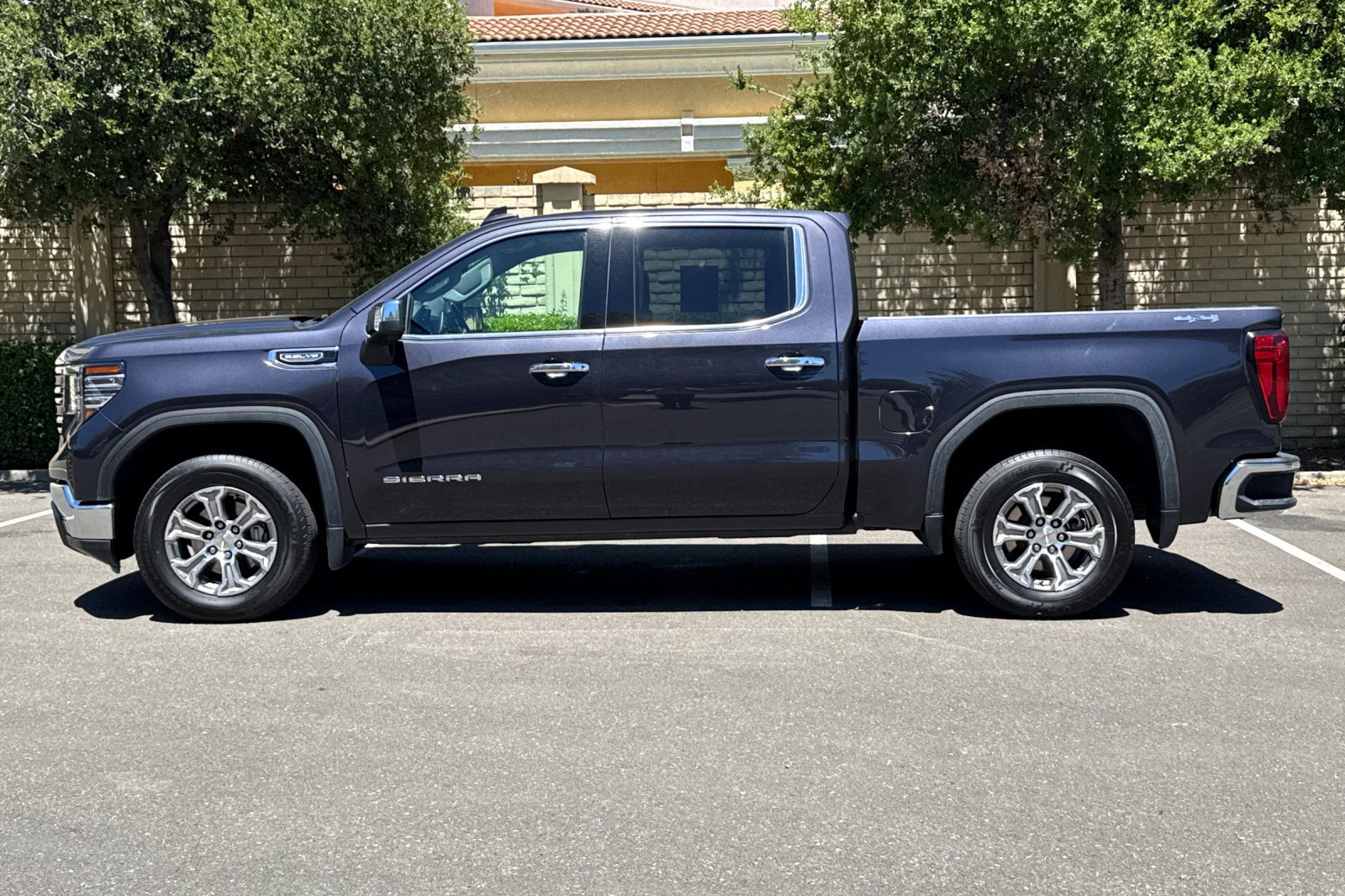Used 2025 GMC Sierra 1500 SLT AWD/4WD image 8