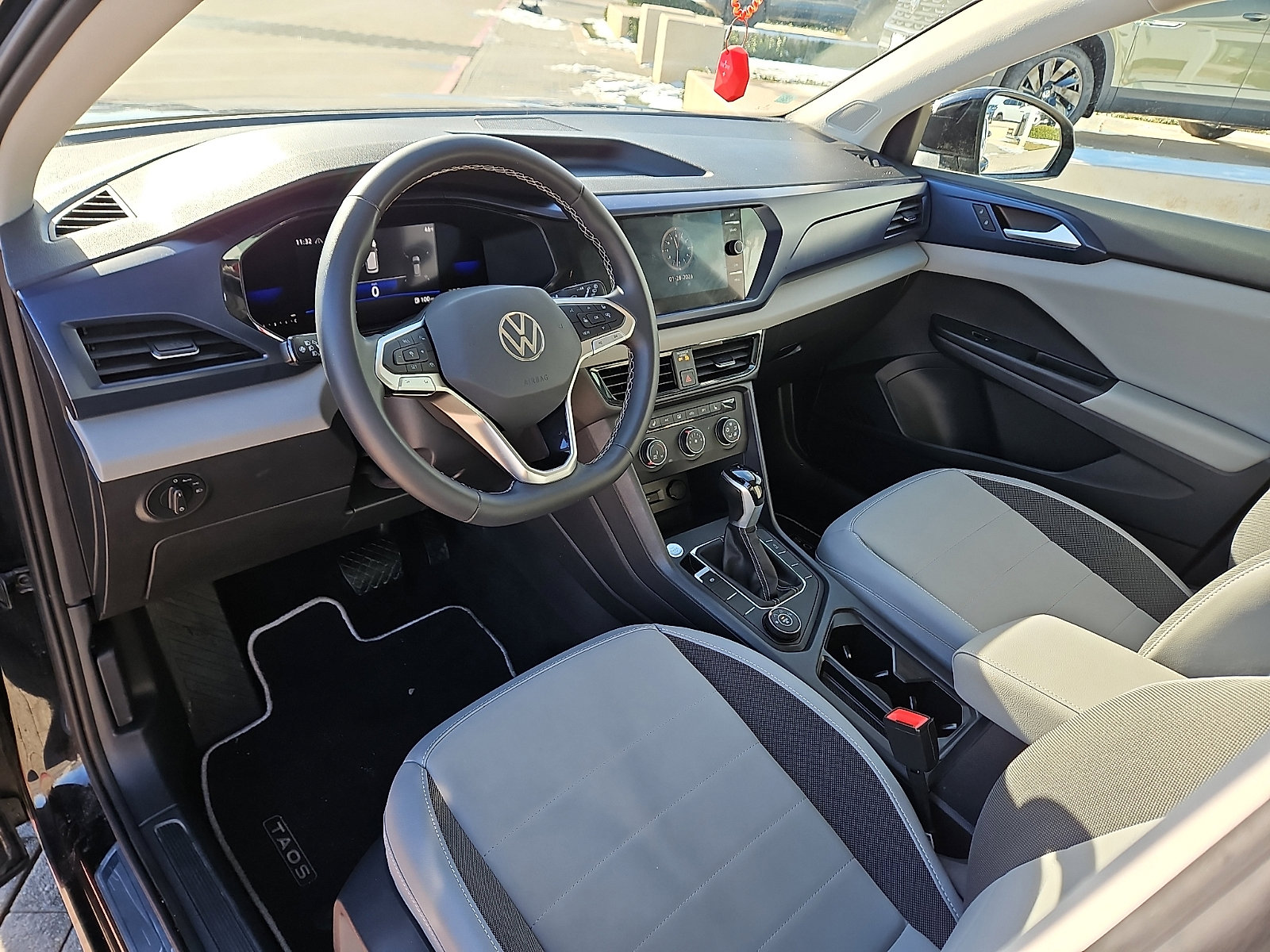 Certified 2022 Volkswagen Taos SE w/ Driver Assistance Package image 10