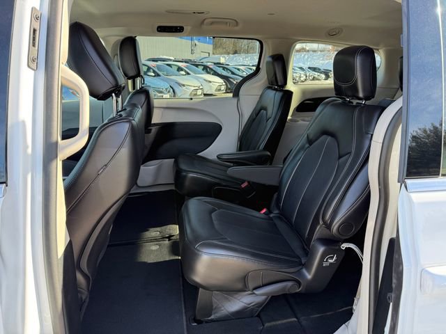 Used 2024 Chrysler Pacifica Touring-L image 4