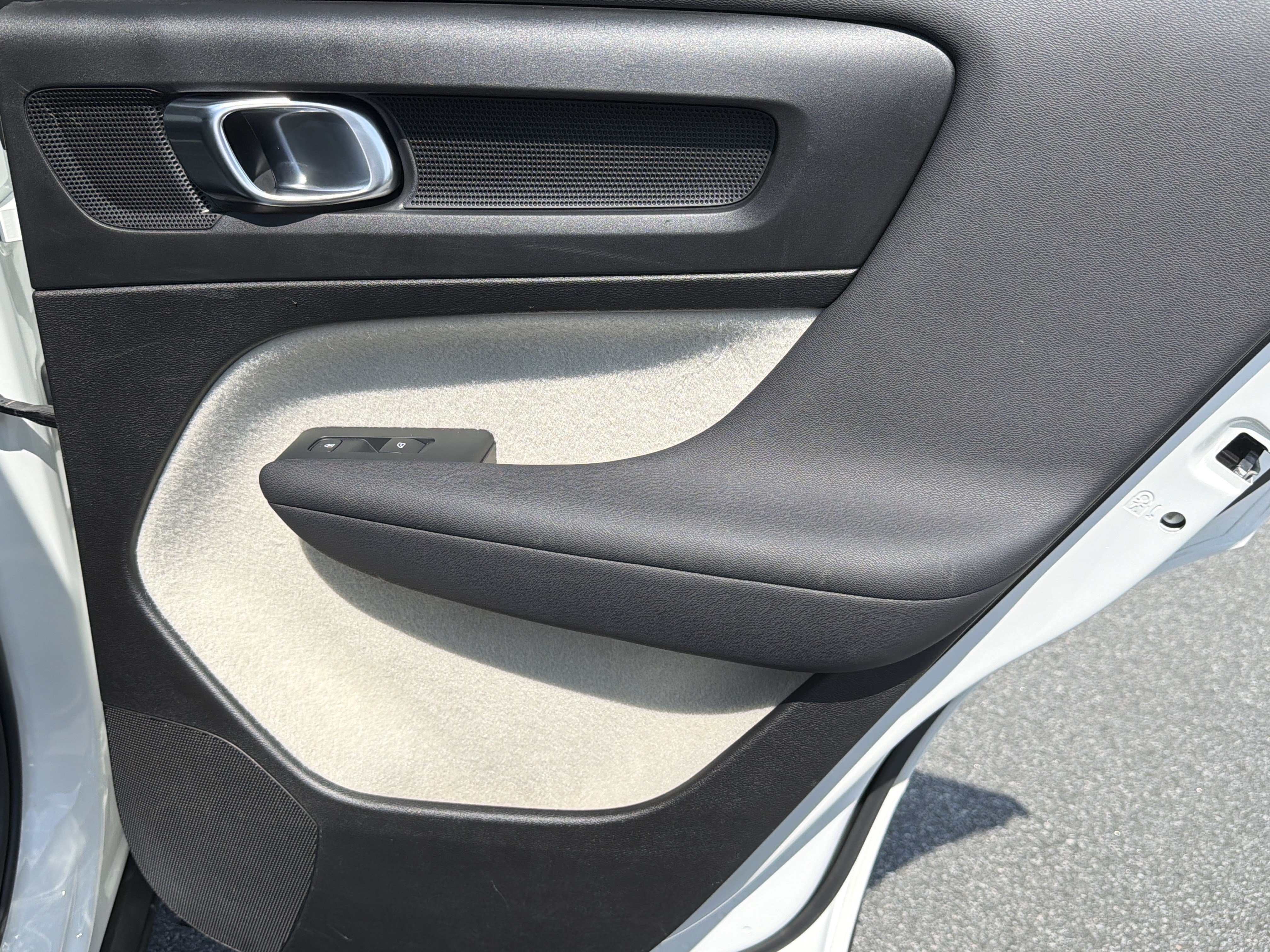 Used 2023 Volvo XC40 B4 Ultimate FWD image 19