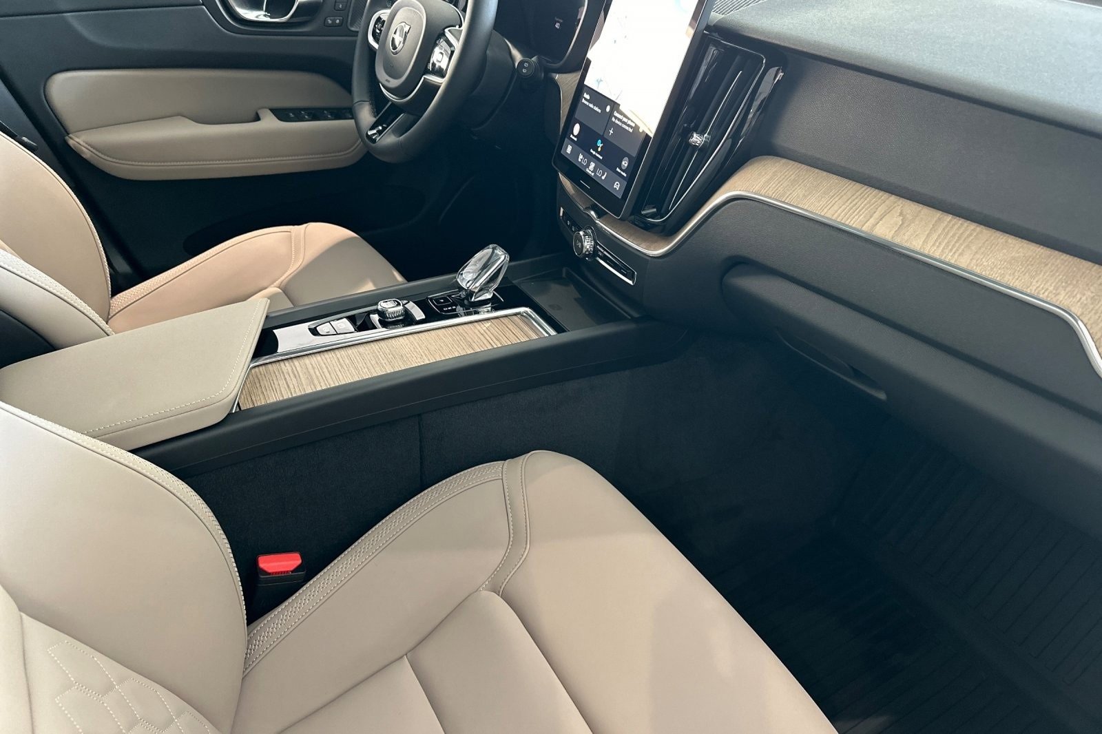 New 2026 Volvo XC60 B5 Plus w/ Climate Package image 18