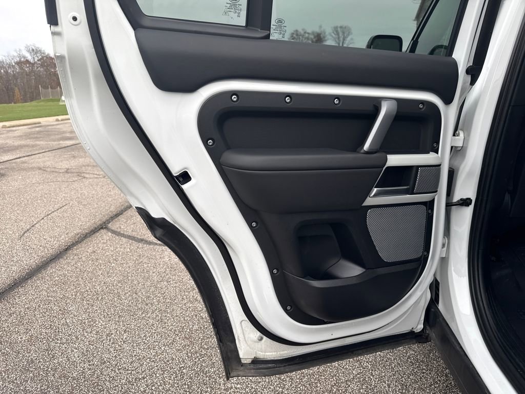 New 2024 Land Rover Defender 130 X-Dynamic SE image 13