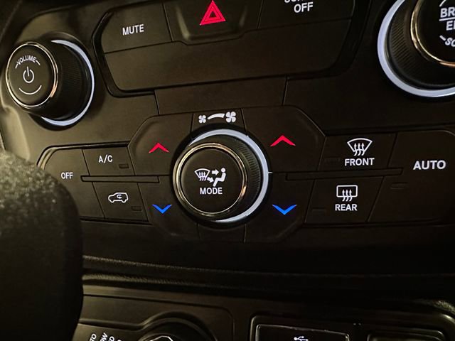 Used 2018 Jeep Renegade Latitude AWD/4WD image 11
