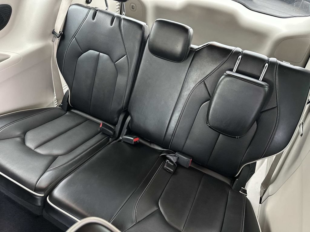 Used 2023 Chrysler Pacifica Limited FWD image 13
