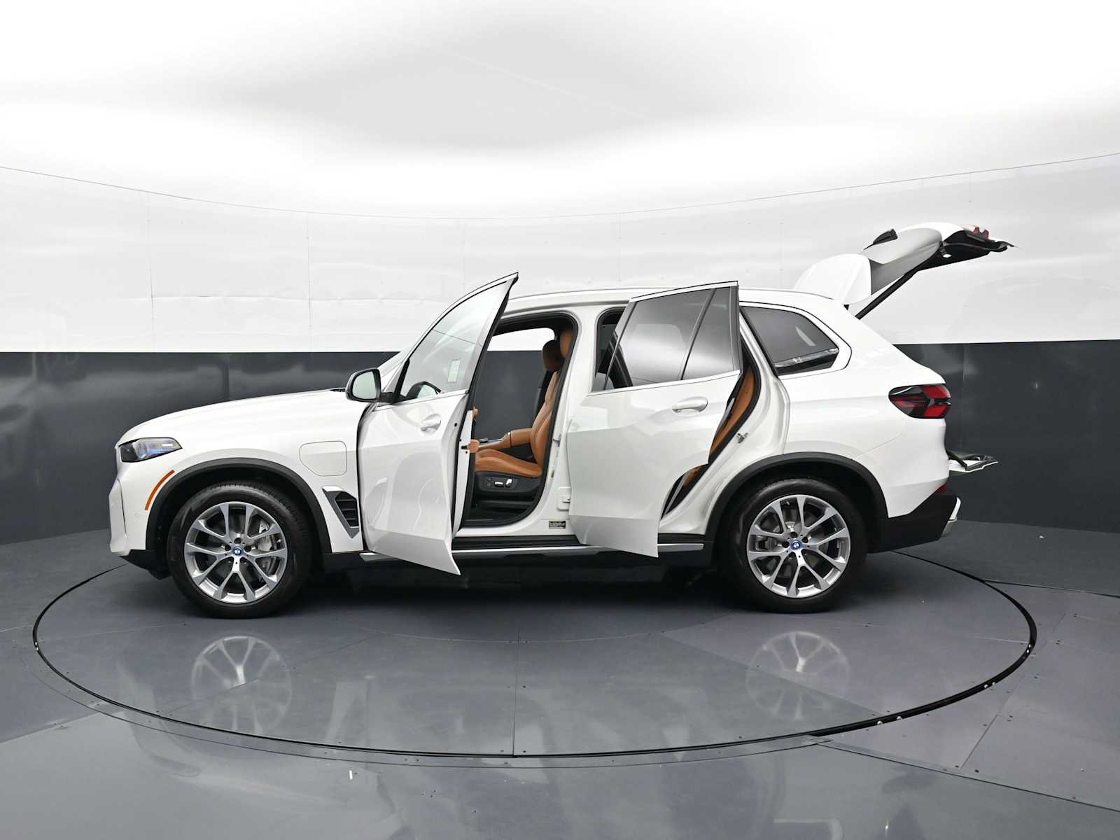 Used 2025 BMW X5 xDrive50e w/ Executive Package AWD/4WD image 36