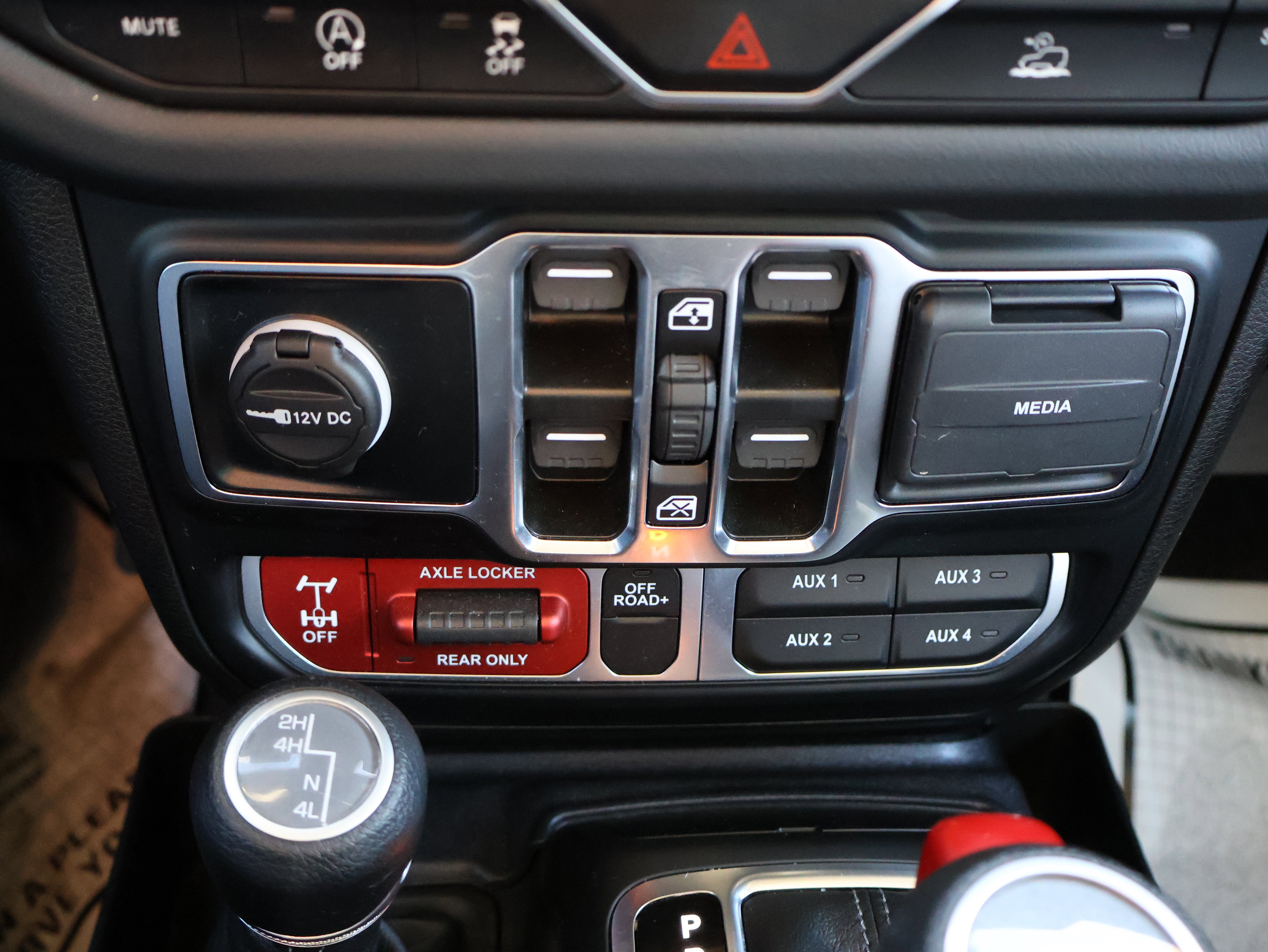 Used 2024 Jeep Gladiator Mojave w/ Technology Group image 30