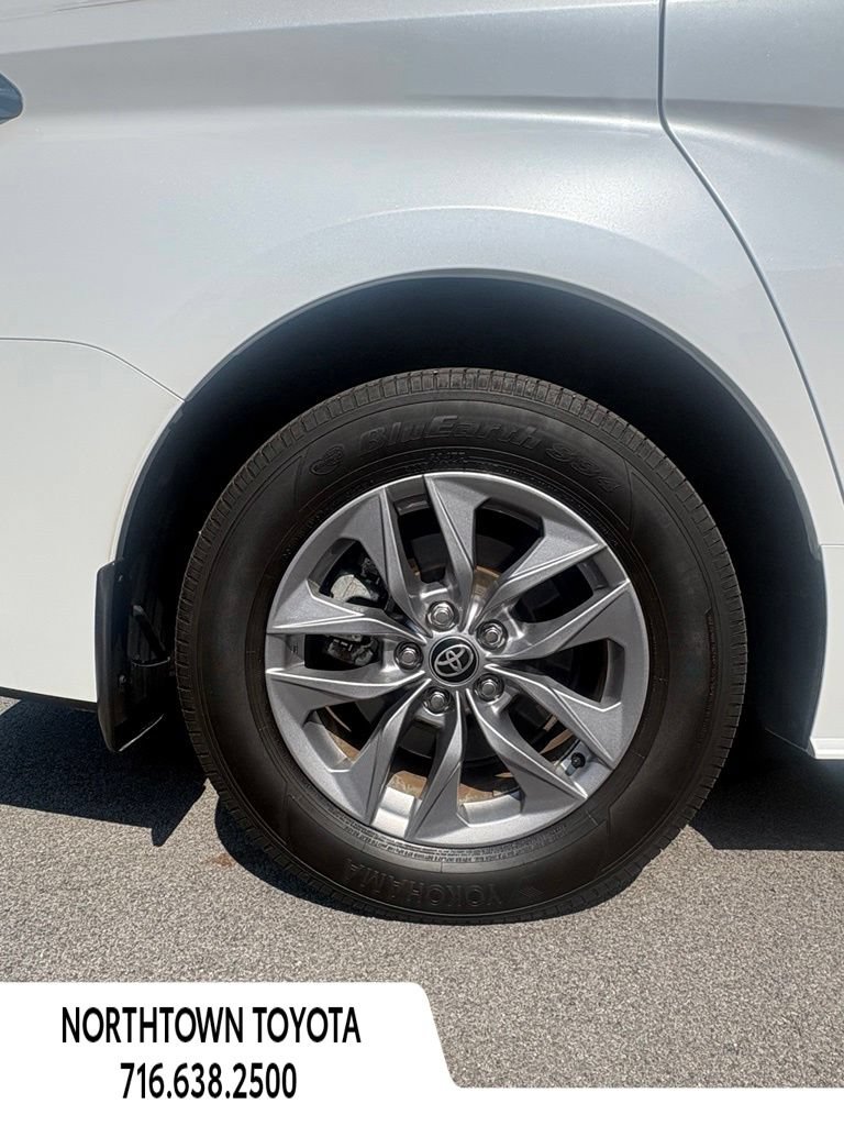 Used 2025 Toyota Sienna XLE w/ XLE Plus Package FWD image 10