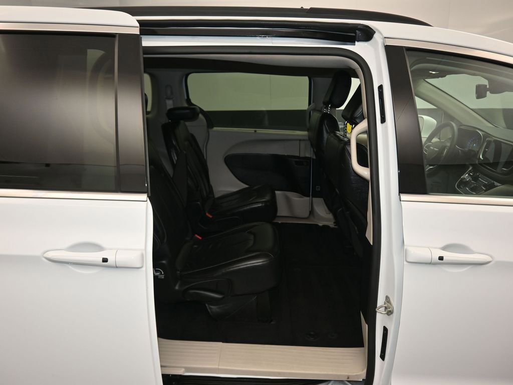Used 2022 Chrysler Pacifica Touring-L image 45