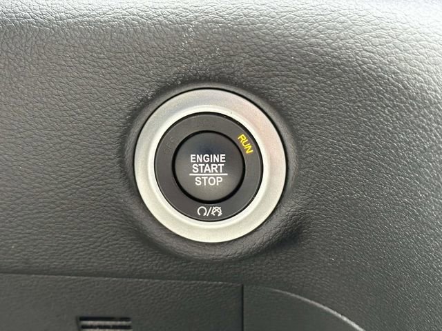 Used 2025 Chrysler Pacifica Limited image 23