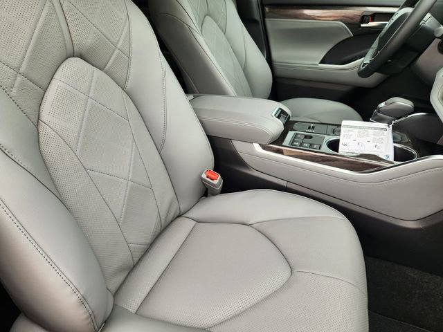 New 2026 Toyota Highlander Platinum AWD/4WD image 12
